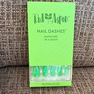 Red Aspen Green Nail Dashes